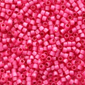 Miyuki glas perler 11/0 Duracoat Semi Frosted Silverlined Dyed Hibiscus Pink 10gram ca. 2mm
